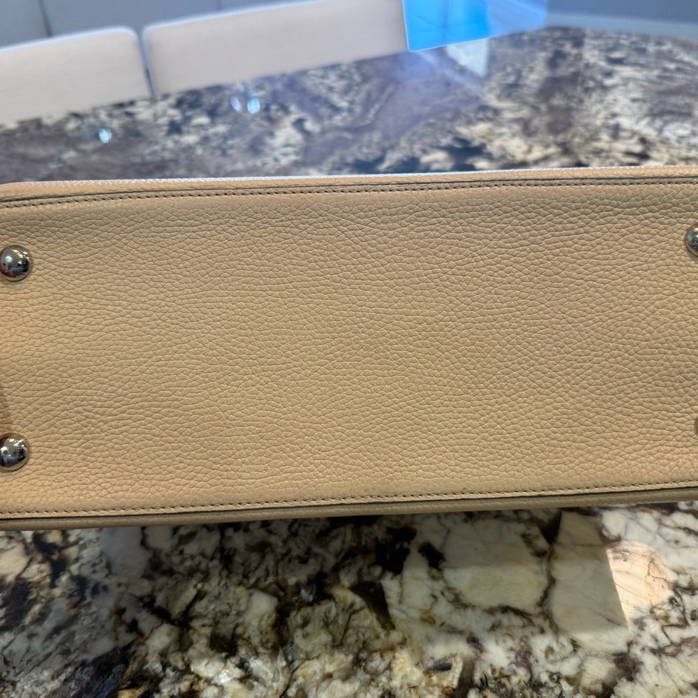 Louis Vuitton Capucines MM in Beige - Picture 7 of 15
